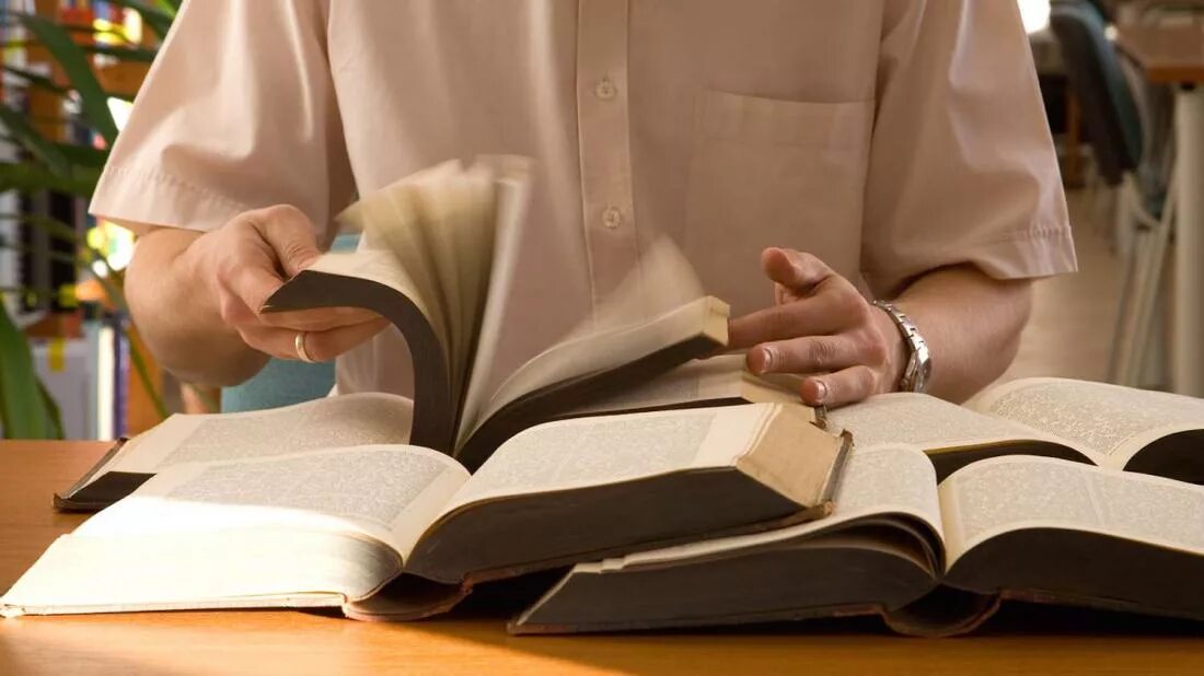 Быстро почитать. Листает книгу. быстрое чтение. человек перелистывает книгу. скорочтение.