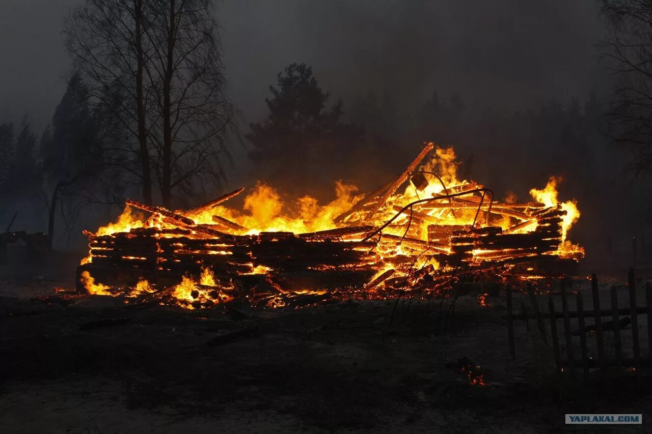 Пожар в деревне. Деревня в огне. Горящая изба. Пожар в деревне арт.