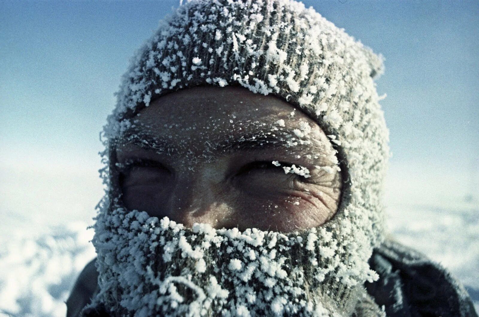 Суровая зима. Холодный климат. Холодная зима. Замерзший Полярник. Cold north