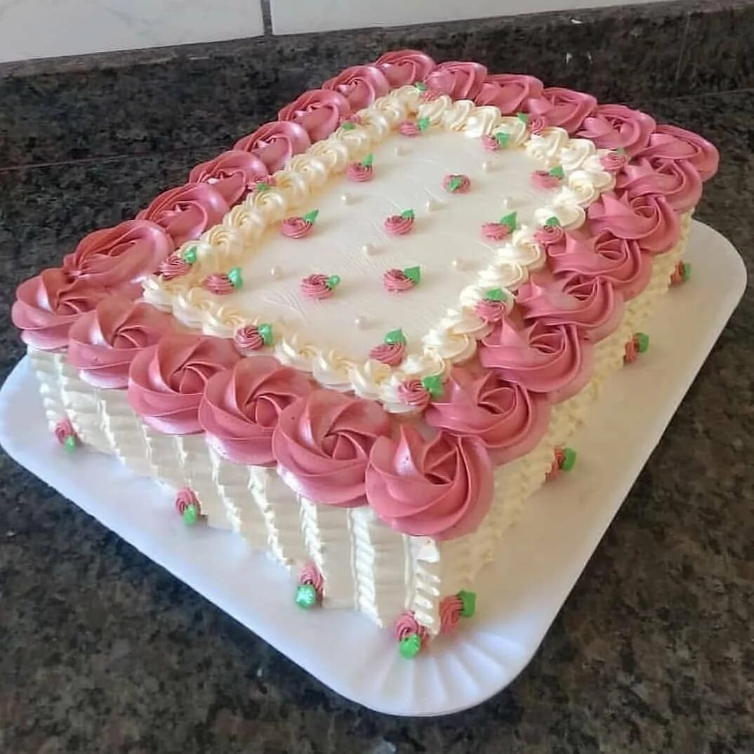 День рождения женщине в домашних условиях. Украшение квадратного торта. Торт прямоугольный кремовый. Украшение квадратного торта кремом. Украшение прямоугольного торта.