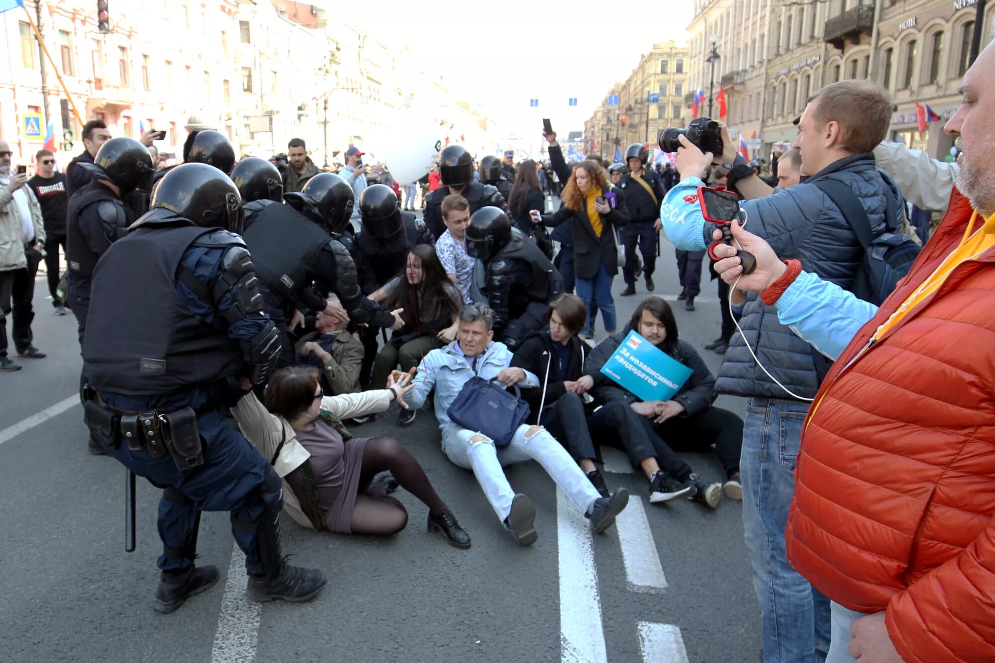 Новости что творится в россии. Митинг шествие. Люди на демонстрации. Петербург люди. Люди на улицах Санкт-Петербурга.