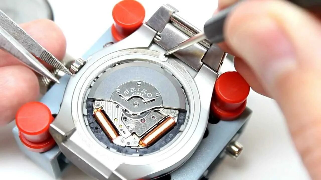 Часы Seiko Kinetic батарейки. Механизм батарейных часов. Часы механические на батарейках. Батарейка в часы наручные Сейко. Можно ли менять часы