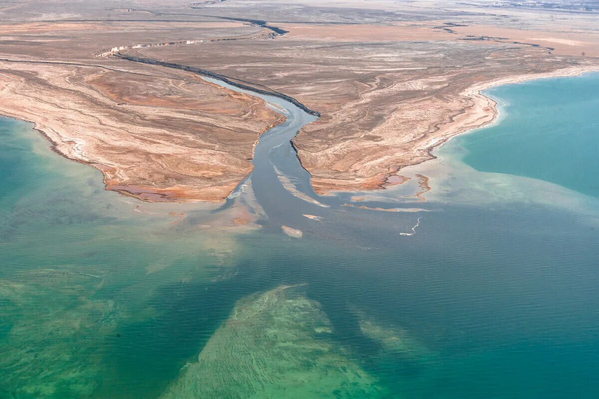 Какие крупные реки впадают в океан. Река Иордан впадает в Мертвое море. Впадение реки Иордан в мёртвое море. Устье реки Иордан. Иорданская рифтовая Долина Мертвое море.
