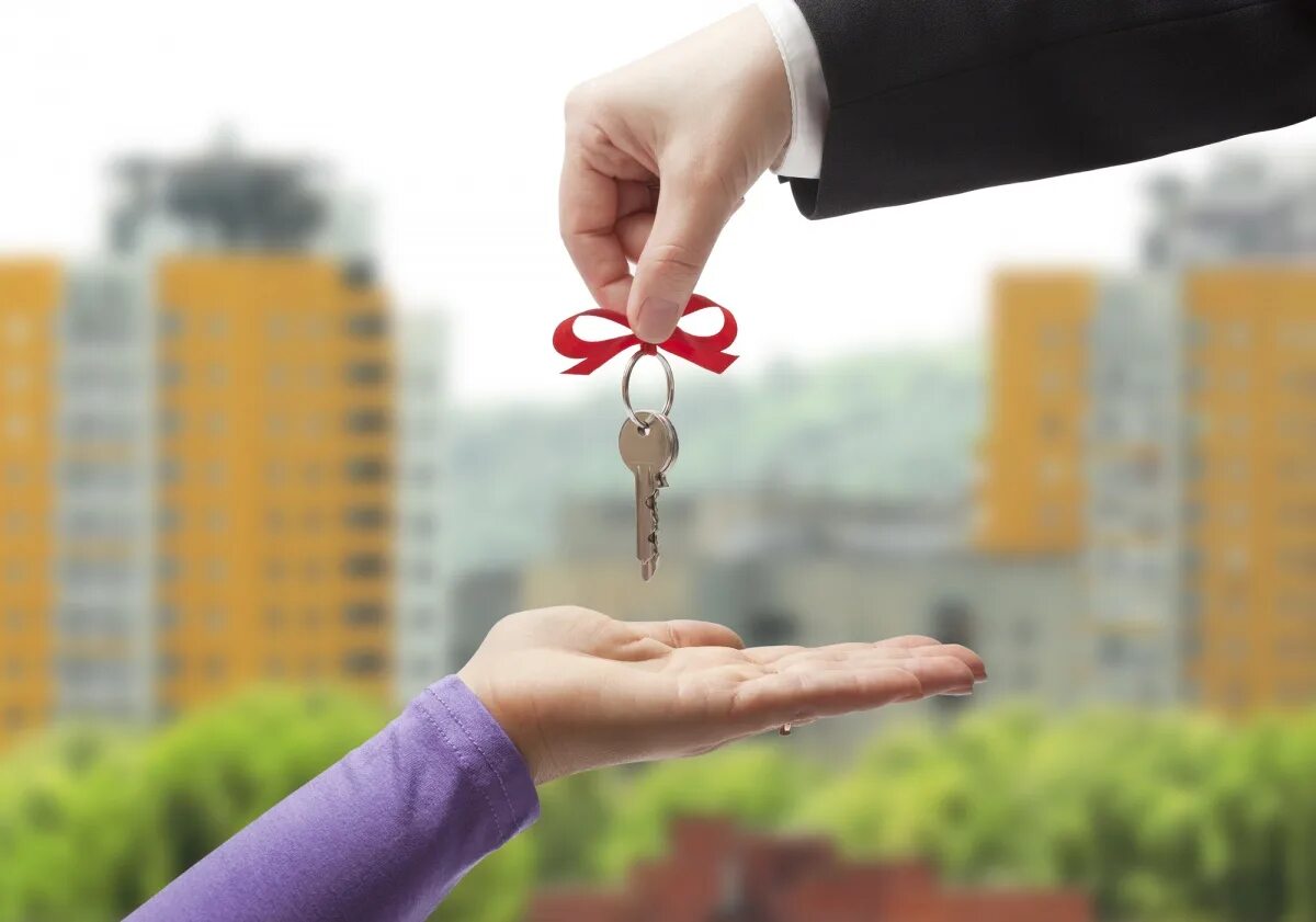 Новые ключи купить квартиру. Ключи от квартиры. Ключи от новой квартиры. Вручение ключей от квартир. Жилье сиротам.