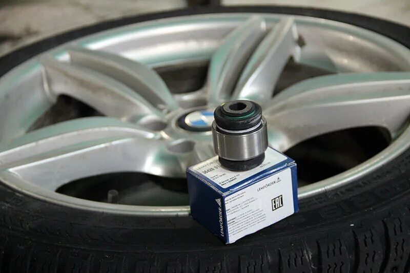Укол от скрипа бмв. Bmw скрипит. Bmw скрипит. Покраска руля бмв е60. При торможении бьет в педаль тормоза бмв е 39.