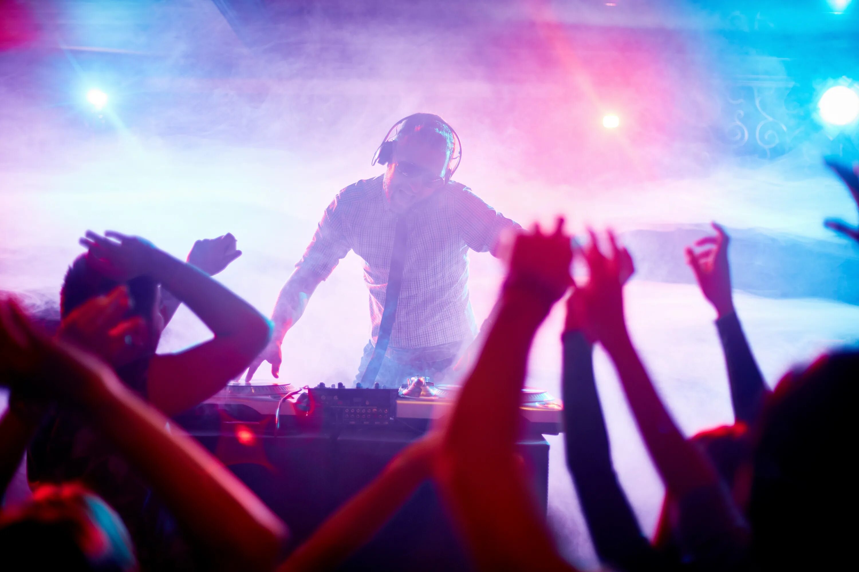 Диджей битами на танцполе. Девушка диджей блондинка. Танцы диджей. Диджей в ночном клубе. Диджей на фестивале.