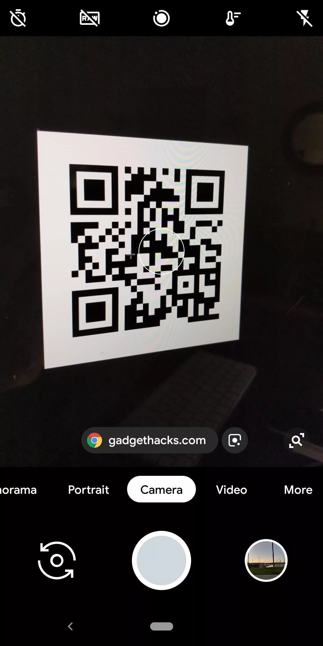 Qr через камеру самсунг. QR код. Отсканировать QR код. Наведите камеру на QR-код. Сканирование QR кодов андроид.