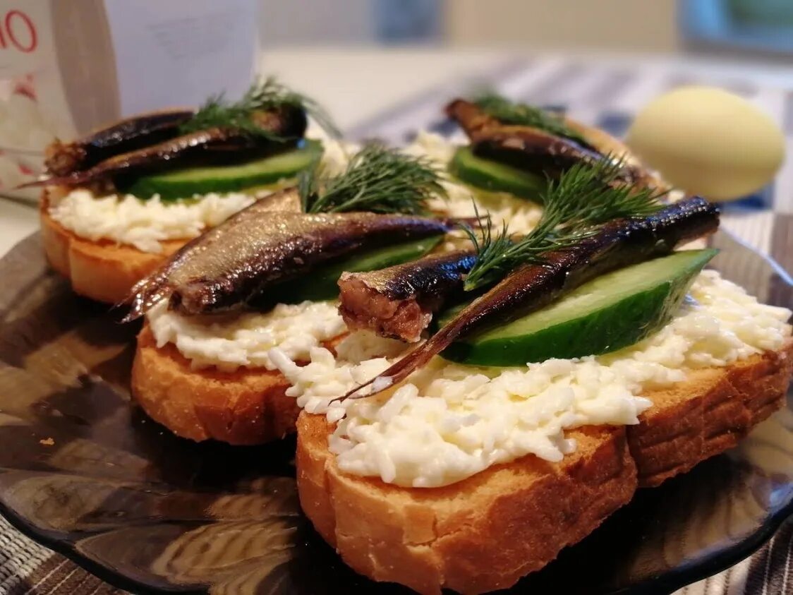 Бутерброды с плавленным сыром и шпротами. Намазка на бутерброды. Тартинки со шпротами. Помазка со шпротами. Брускетты со шпротами и яйцом.