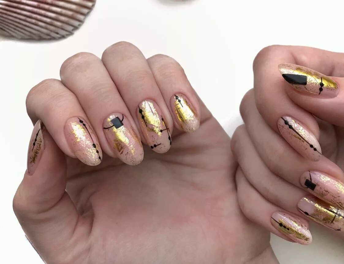 маникюр молочный с поталью 2022. маникюр с поталью 2023. нюдовый маникюр с фольгой 2022. розовый маникюр с поталью. маникюр на короткие ногти с золотом.