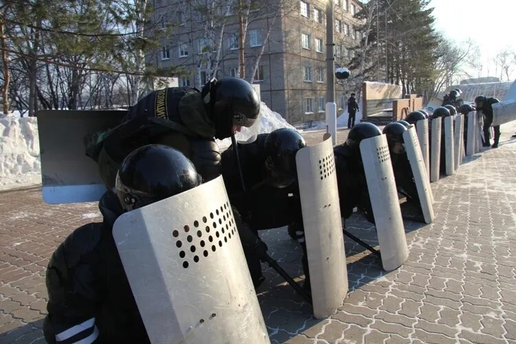 Операция по пресечению массовых беспорядков. Пресечение массовых беспорядков. ОМОН С щитами. Группы полиции при массовых беспорядках. Щит для массовых беспорядков.