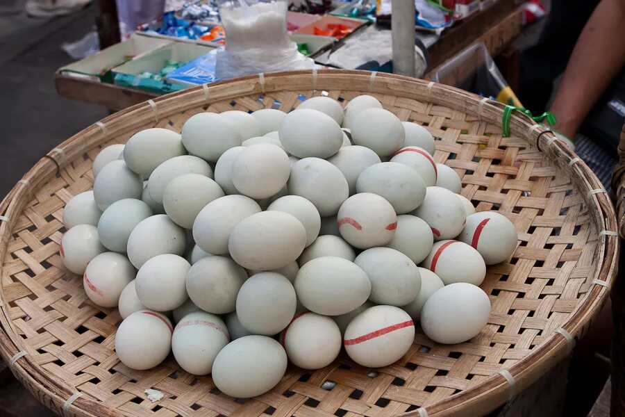 Утиные яйца. Яйцо Юго Восточной Азии. Яйцо из Восточной Азии. Утиные яйца фото.