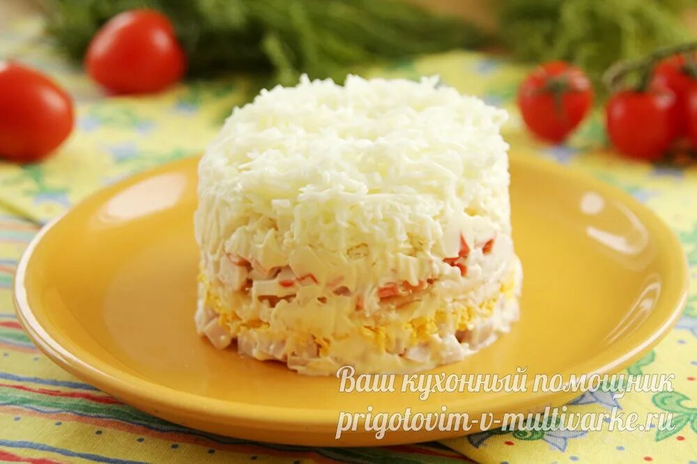 Салат Снежная Королева с крабовыми. Салат Снежная крабовыми палочками и курицей. Салат Снежная Королева с крабовыми палочками и курицей. Салат Снежная Королева с плавленным сыром