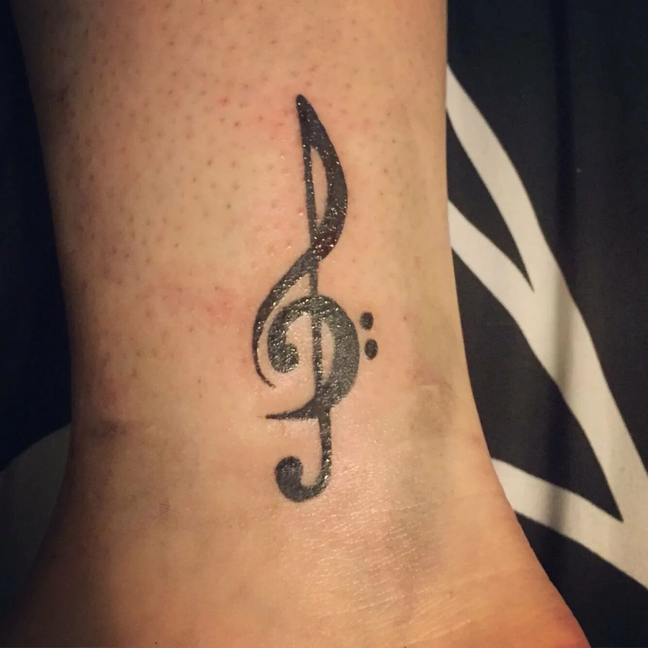 скрипичный ключ тату. тату скрипичный ключ маленький. татуировка скрипичный ключ у девушки. тату скрипичный ключ на руке. что означает тату скрипичный ключ.