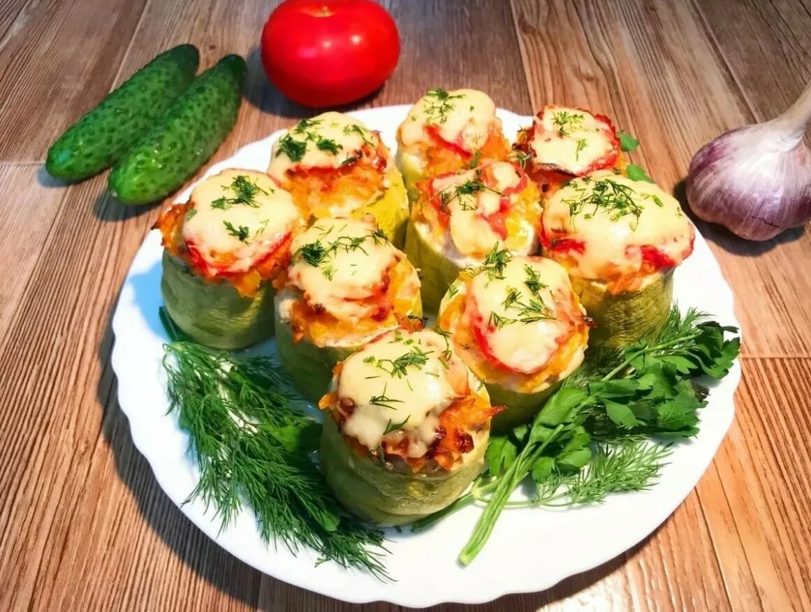 Фаршированные кабачки myasom. Вкусный рецепт фаршированных кабачков. Фаршированный кабачок лодочка. Кабачки цуккини фаршированные. Цукини фаршированные мясным.