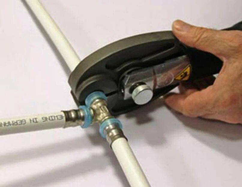 Опрессовка труб из полиэтилена. Тройник сшитый полиэтилен pex 20 мм. Обжим труб рехау для отопления. Гидравлический инструмент tim 16-32 для сшитого полиэтилена рехау. Фитинги для сшитого полиэтилена 16 2.