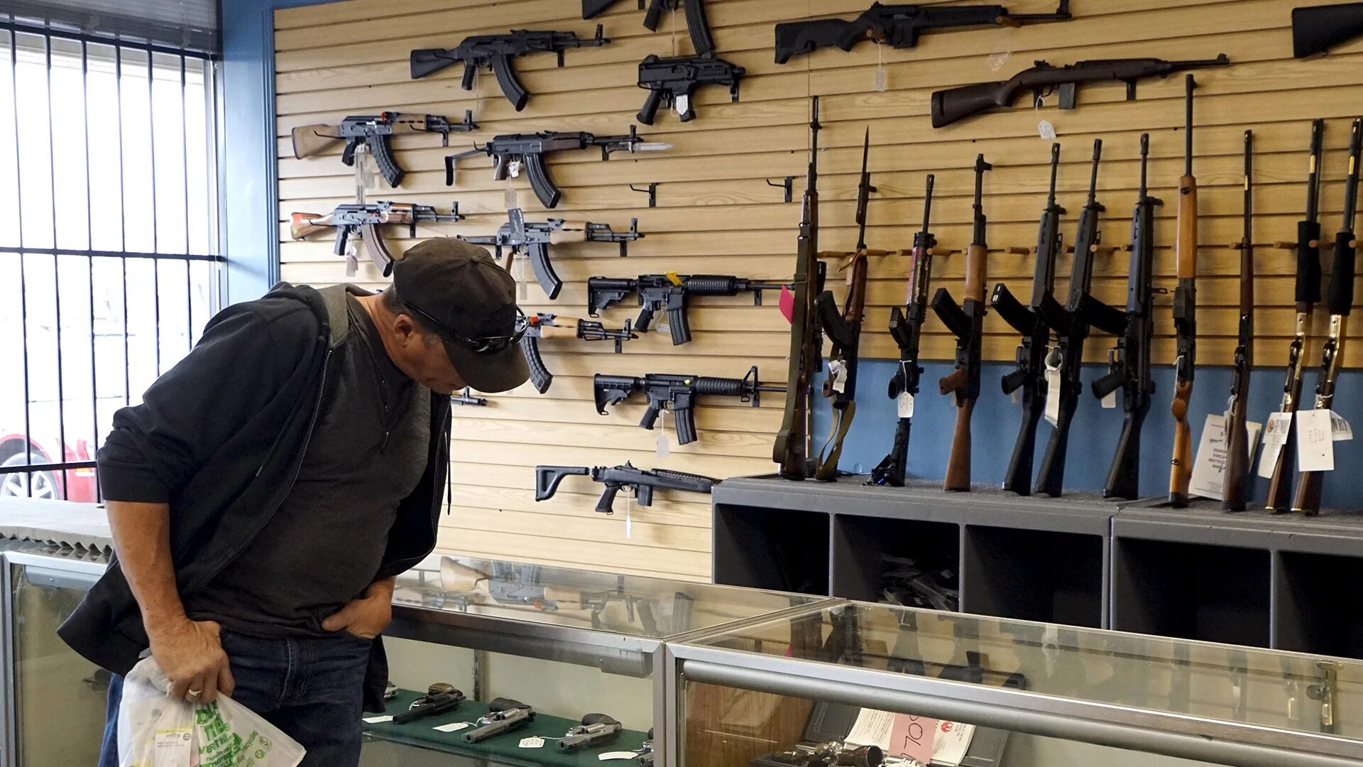 Оружие на гражданских судах. Оружейный магазин в Америке. Магазин оружия в Америке. Гражданское оружие. Оружейный рынок США.