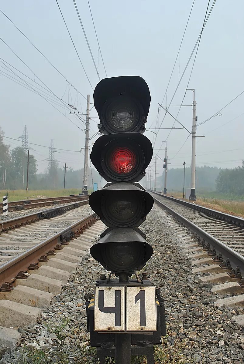 Дифференциация ч-щ. Линзовый светофор на железной дороге. Стоп сигнал ford focus 2 седан. Железнодорожный светофор сигналы. Сигнальные светофоры на жд.