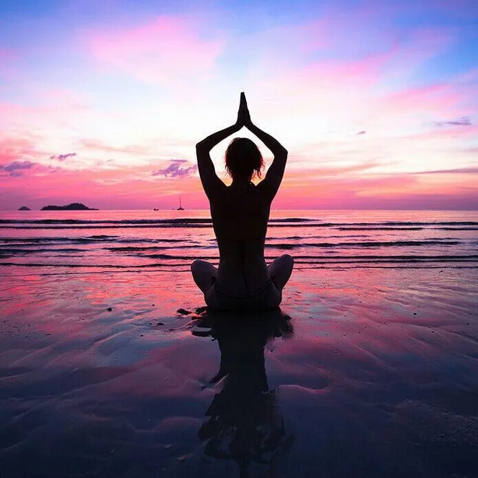 Медитация. Девушка медитирует на закате. Женщина в гармонии. Йога для женщин.