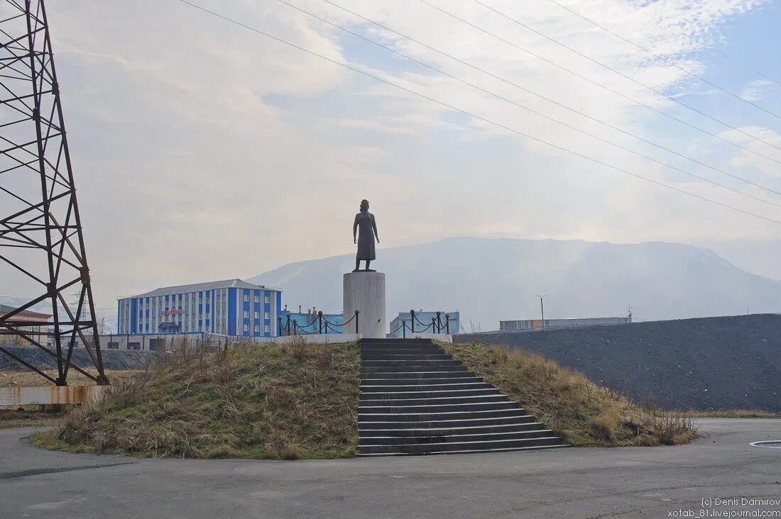 Окрестности норильска. Памятник девушке геологу в Норильске. Геологи Норильск. Норильск достопримечательности. Памятник Норильчанка.