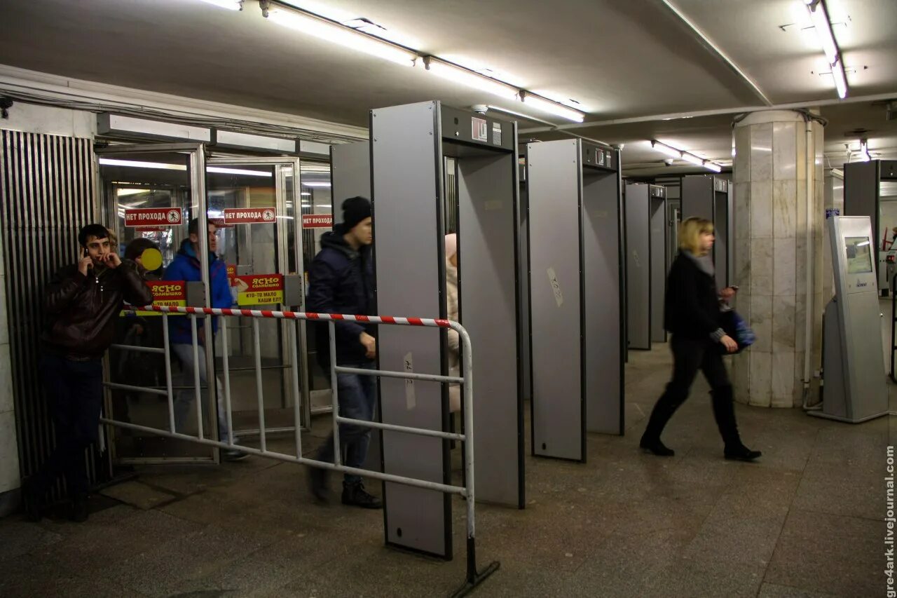 Повышение зарплат метрополитен. Досмотровые приборы в метрополитене. Металлодетекторы в метро. Металлоискатели в метро. Досмотровая зона метрополитена.