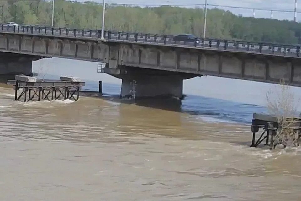 Уровень рек в новокузнецке веб камера. Река Томь Новокузнецк. Уровень воды река Томь в Новокузнецке. Уровень реки Томь в Новокузнецке. Лоция реки Томь Новокузнецк.