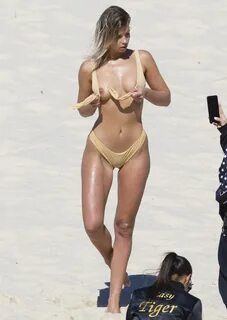 Celebrity Nudeflash - picture - 2017_9/original/Kristina_Mendonca_boob_flas...