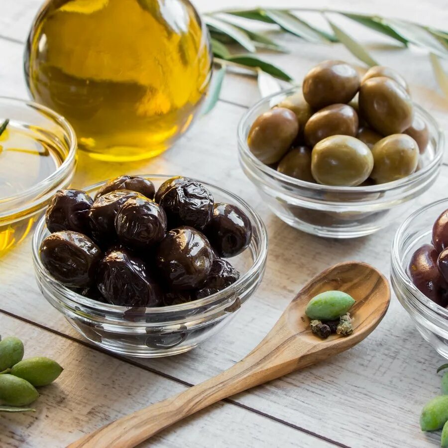 Оливки черные и зеленые. Маслины при диабете 2 типа. Оливки темные. Фиолетовые оливки. Дикая олива грузия.
