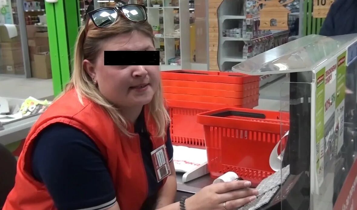 Про просрочку. Хамство в магазине. блогер в магазине просрочка. хамы в магазине. блогер который ходит по магазинам и ищет просрочку.