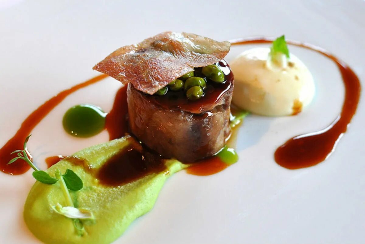 El celler de can roca блюда. Декорирование тарелок соусами. Ресторанные блюда из фиолетового картофеля. Ресторан нома копенгаген блюда. Капрезе мишлен.