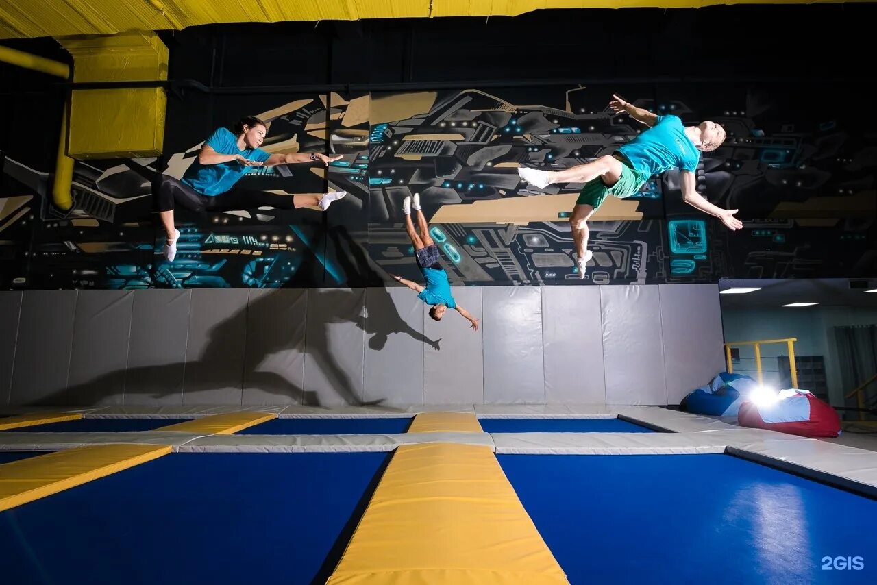 Флай зона краснодар красная. Батутный центр краснодар flyzone. батутный центр краснодар красная площадь. fly zone краснодар красная площадь. батутный парк флай зона.