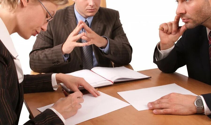 Переговоры и соглашения. Примирение сторон. Согласие юридические услуги. Заключение договора. Человек подписывает.