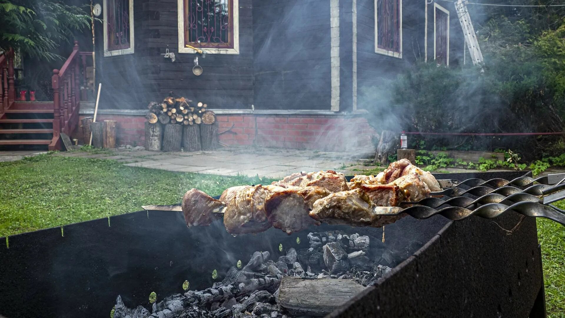 Шашлыки на даче. Майские праздники шашлыки. Шашлык на мангале. Шашлыки в загородном доме. Шашлычная 1 мая