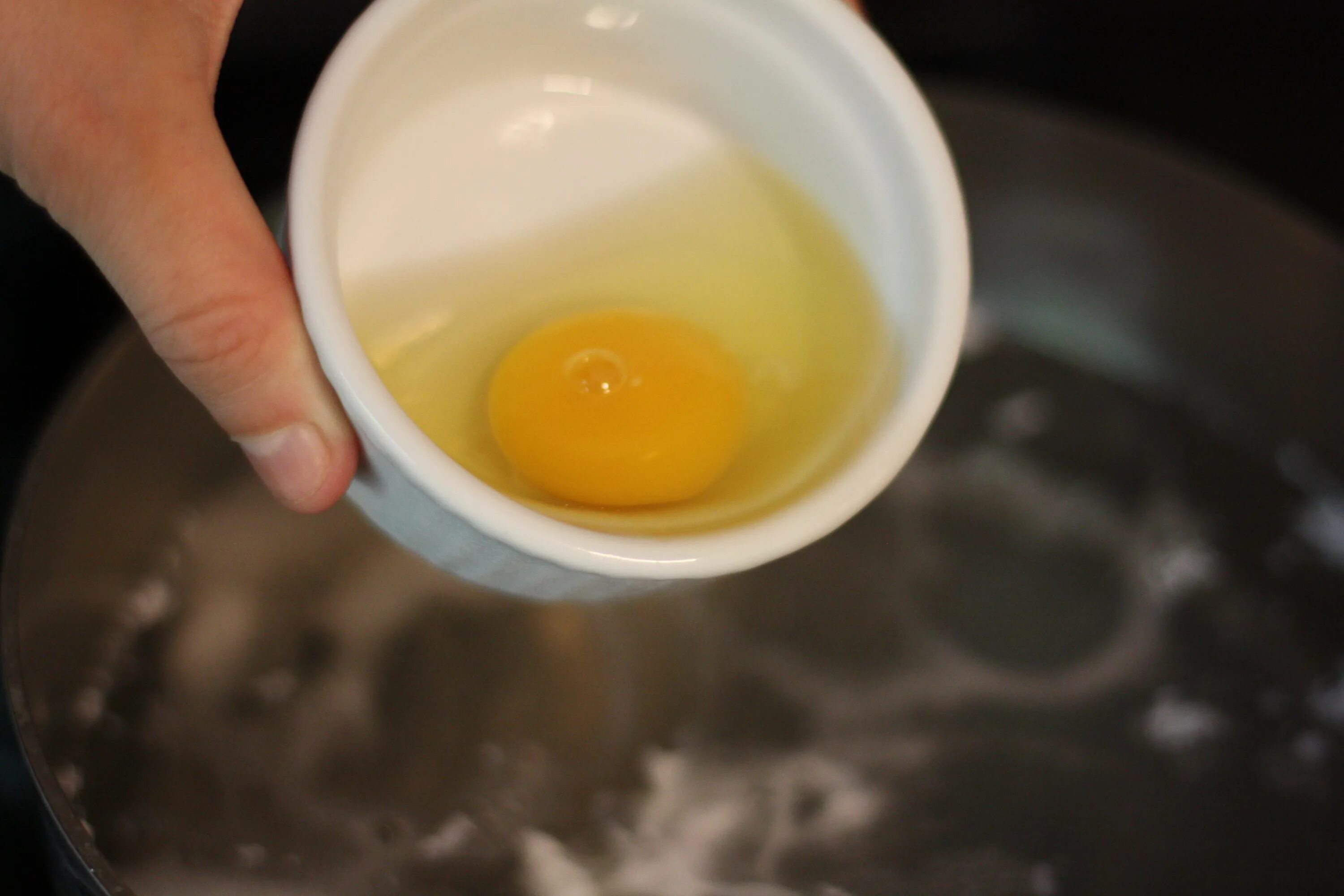 Сколько варить яйцо пашот. Варка яиц пашот. Приготовление яйца пашот пошагово. Способы варки яиц пашот. Ложка для яйца пашот.