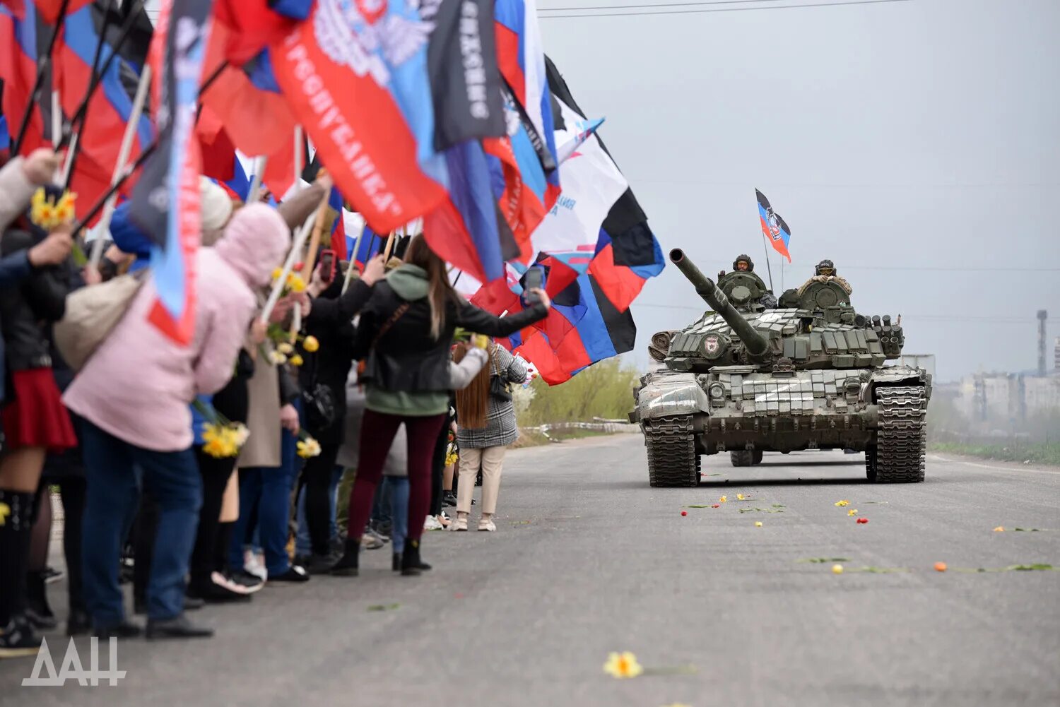 2015. Мариуполь относится к донбассу. Мариуполь относится к донбассу. Мариуполь это днр. Донбасс фата баррикада.