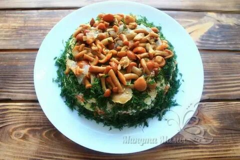 Салат с опятами и копченой курицей рецепт