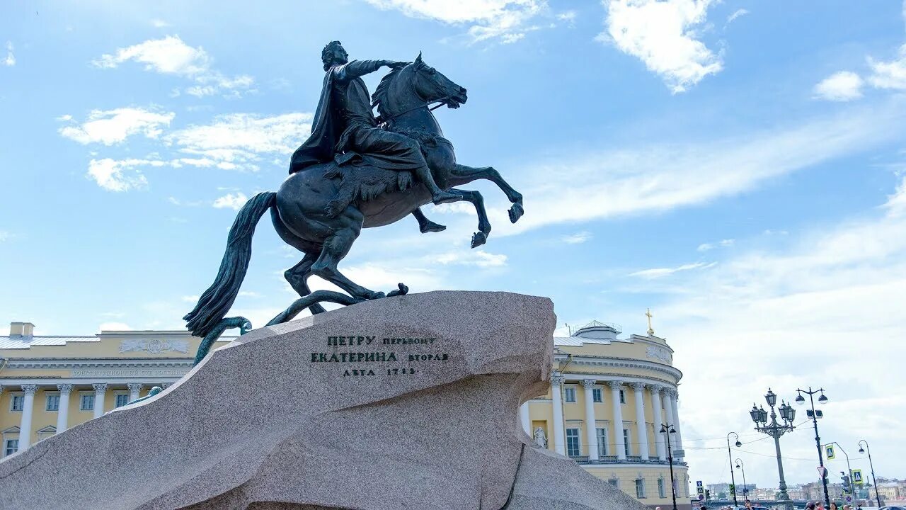 Памятник историческому деятелю в россии. Медный всадник памятник Петру 1 1782. Памятник Петру первому в Санкт-Петербурге 1782. Памятник всадник на коне в Тбилиси. Питер памятник Петру первому на коне история памятника.