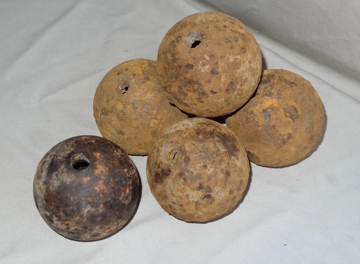 Пушечное ядро 17 века. Ядерная оболочка ядерный сок ядрышко таблица. Ядро бф. Бомбы ядра картечь. Чугунные пушечные ядра.