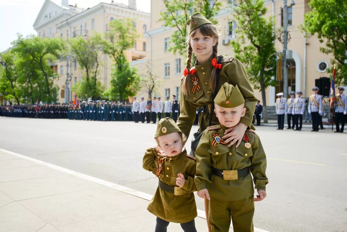 Дети на параде Победы. Дети на параде 9 мая. Солдат и ребенок на параде. Одежда на парад 9 мая для детей.