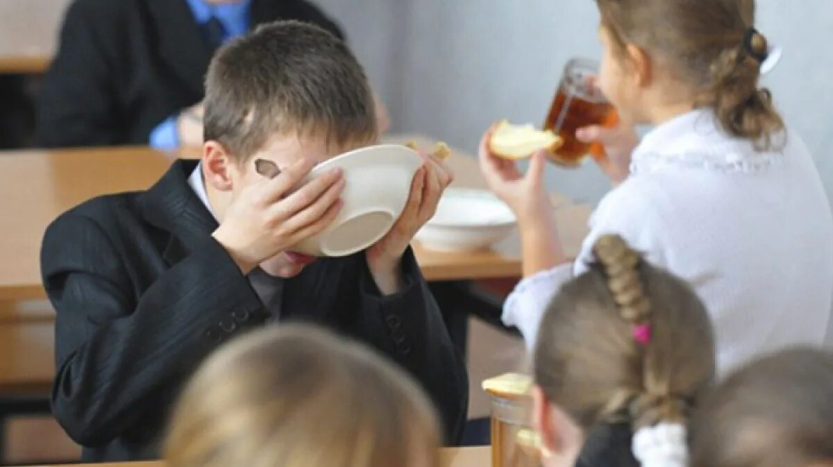 Школа голодным. Ученики в столовой. Школьники в столовой. Питание в школе. Плохое питание в школе.