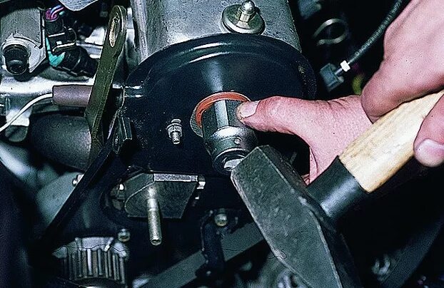 Как поменять сальник распредвала на ваз. Сальник распредвала ваз 2114. Сальник распредвала ваз 2109. Сальник распредвала 2110 8 клапанов. Как поменять сальник распредвала на ваз.