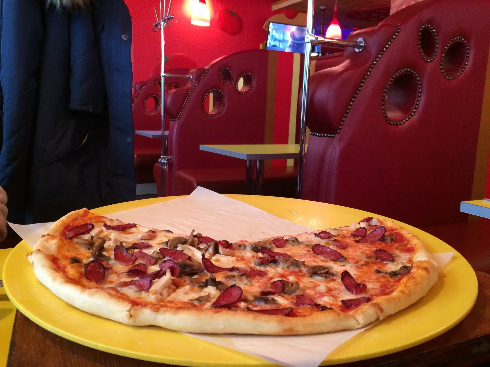 Донна пицца саратов проспект кирова 22. Донна пицца энгельс. Донна пицца работа. Донна пицца донна. Донна пицца сургут набережный.