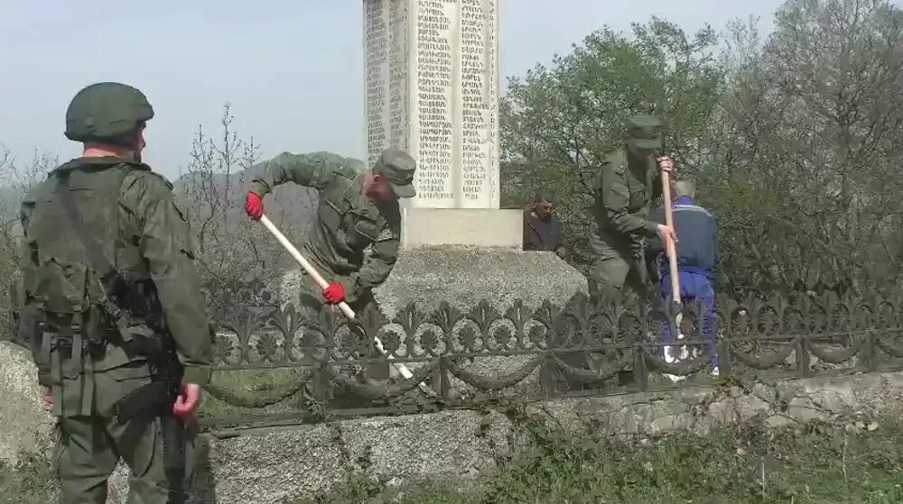 Азербайджан начнет войну. Российские миротворцы в Нагорном Карабахе. Миротворцы в Карабахе 2021. Памятник миротворцам в Карабахе. Нагорный Карабах Аранзамин.