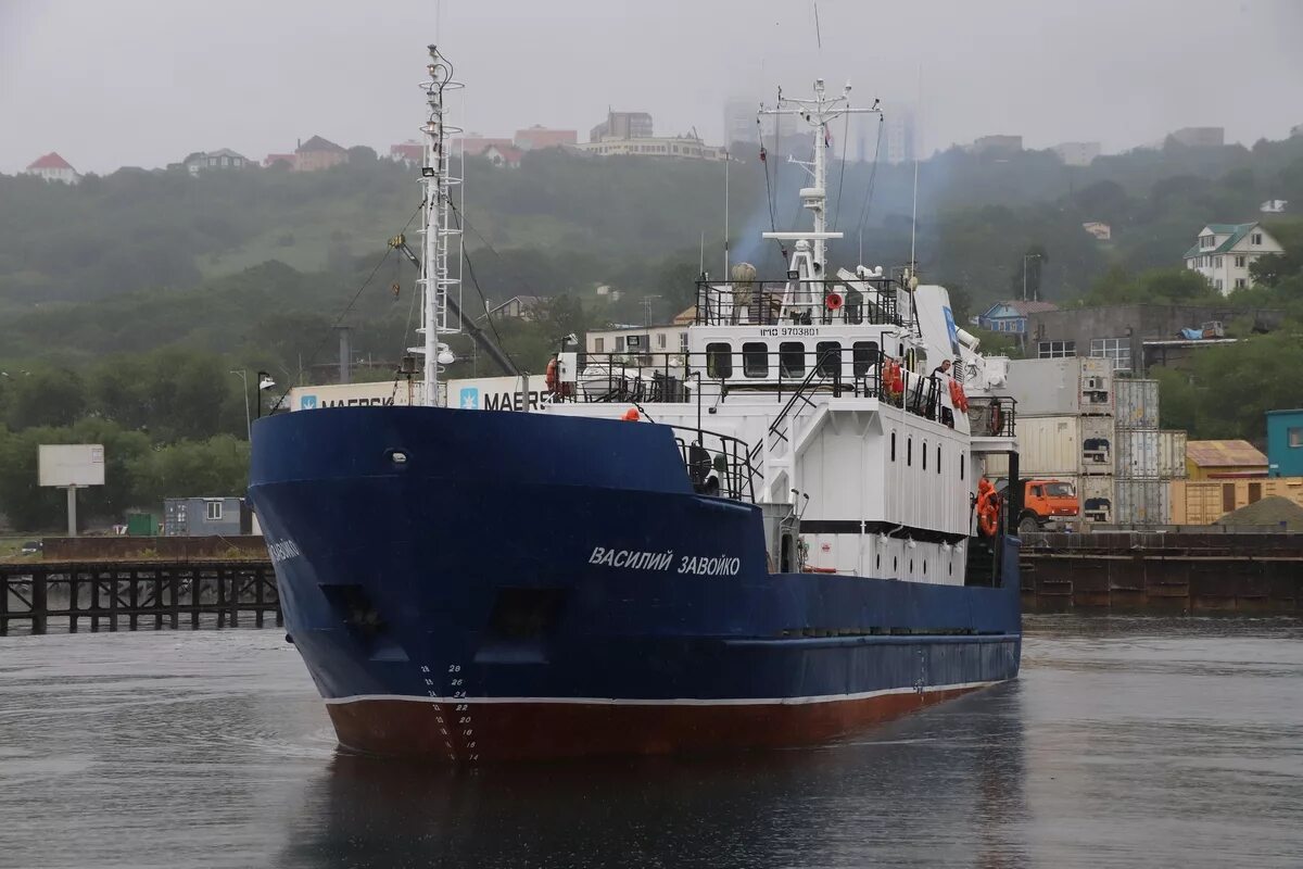 Сейнеры камчатки. Судно сероглазка колхоз ленина. Бмрт мыс шелехова. Плавбаза орочон петропавловск-камчатский. Бмрт сероглазка.