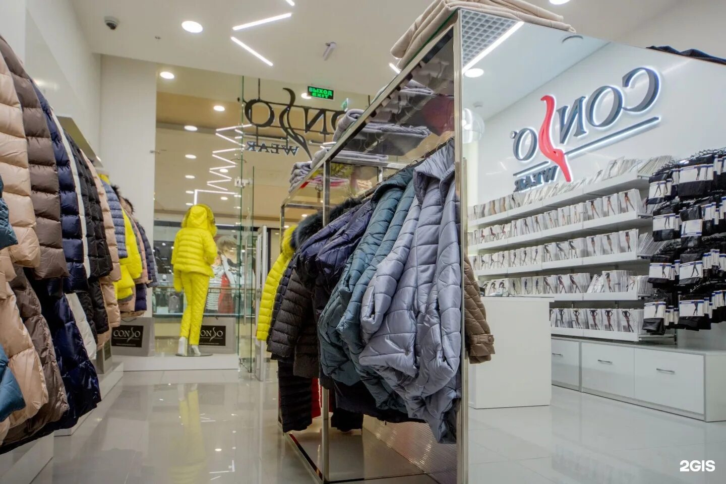 Спортмастер сити парк град воронеж. Освещение в кинотеатре. Солярис тц магазины одежды зара. Zara акварель волгоград. Тц солярис одежда.