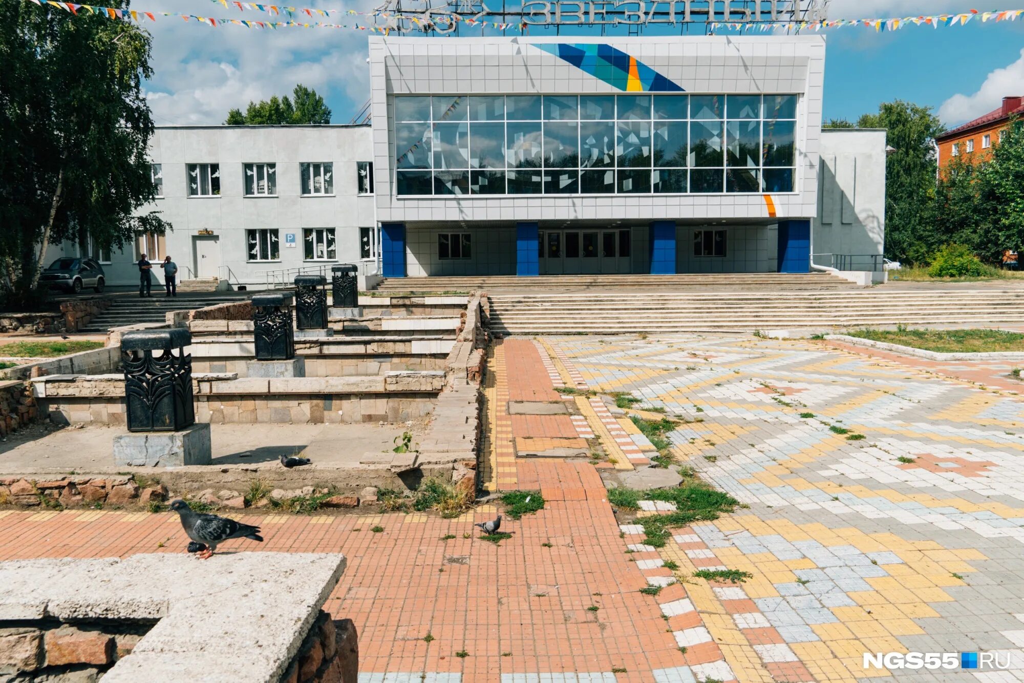 Дк звездный омск. ДК Звездный Омск внутри. ДК Звездный Омск фото. ДК Звездный Строитель.