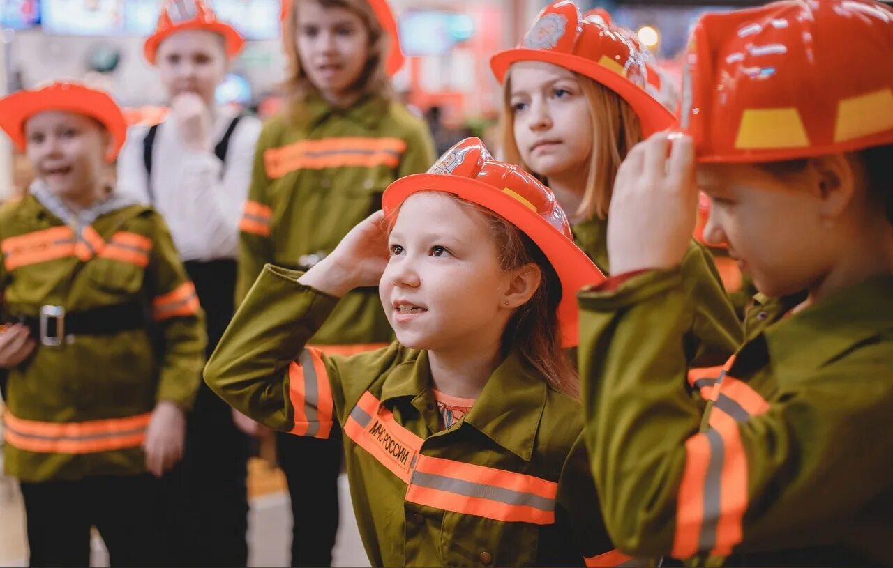 Юный пожарный в каком году. Юный пожарный. Юные пожарные в школе. Форма для юных пожарных. Юные пожарные мероприятия в школе.