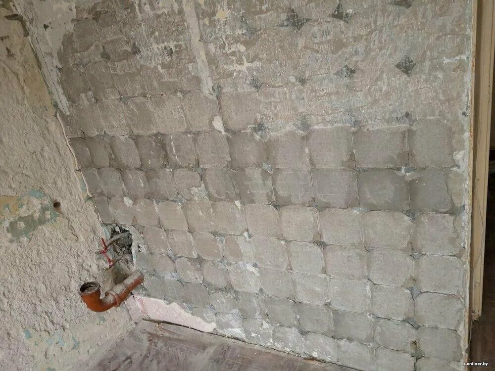 Демонтаж плитки в ванной. Демонтаж облицовки стен. Снятие старой плитки со стен. Стены после плитки. Старая туалетная плитка.