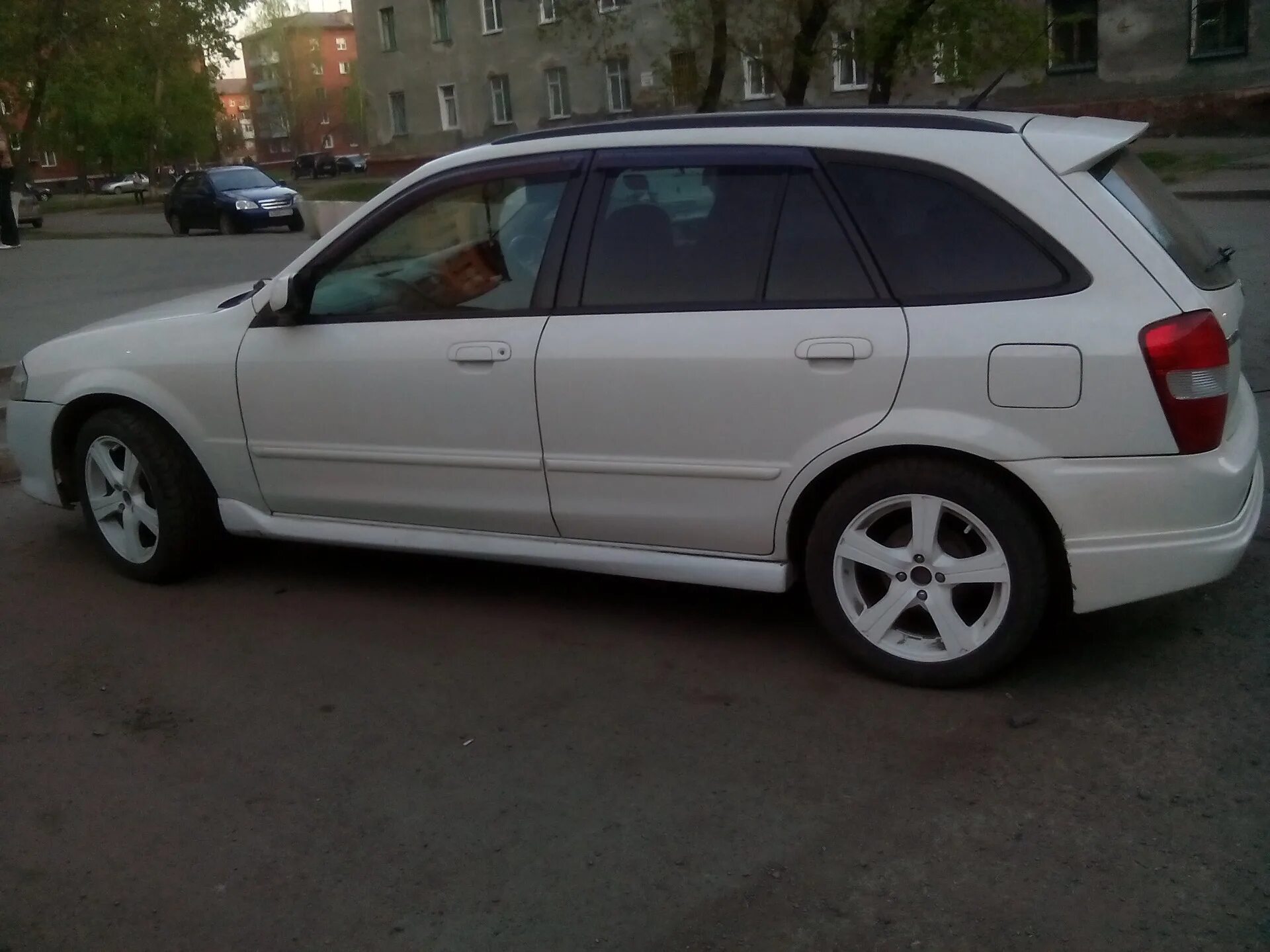 Мазда фамилия на дисках. Mazda familia диски. Mazda familia 1. 195/55 r16 mazda familia. Mazda familia диски.