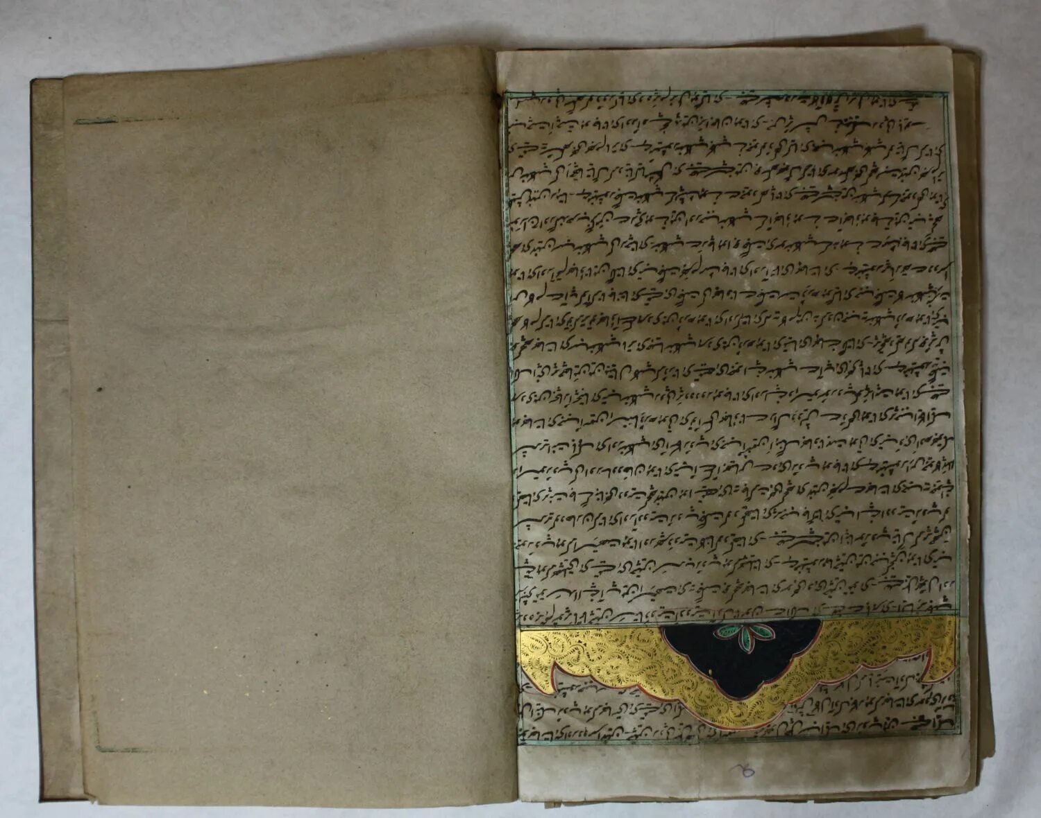 старый коран 19 века в обложке из козлиной кожи. коран 19 века на арабском. старинный коран. коран 19. кораны дагестана.