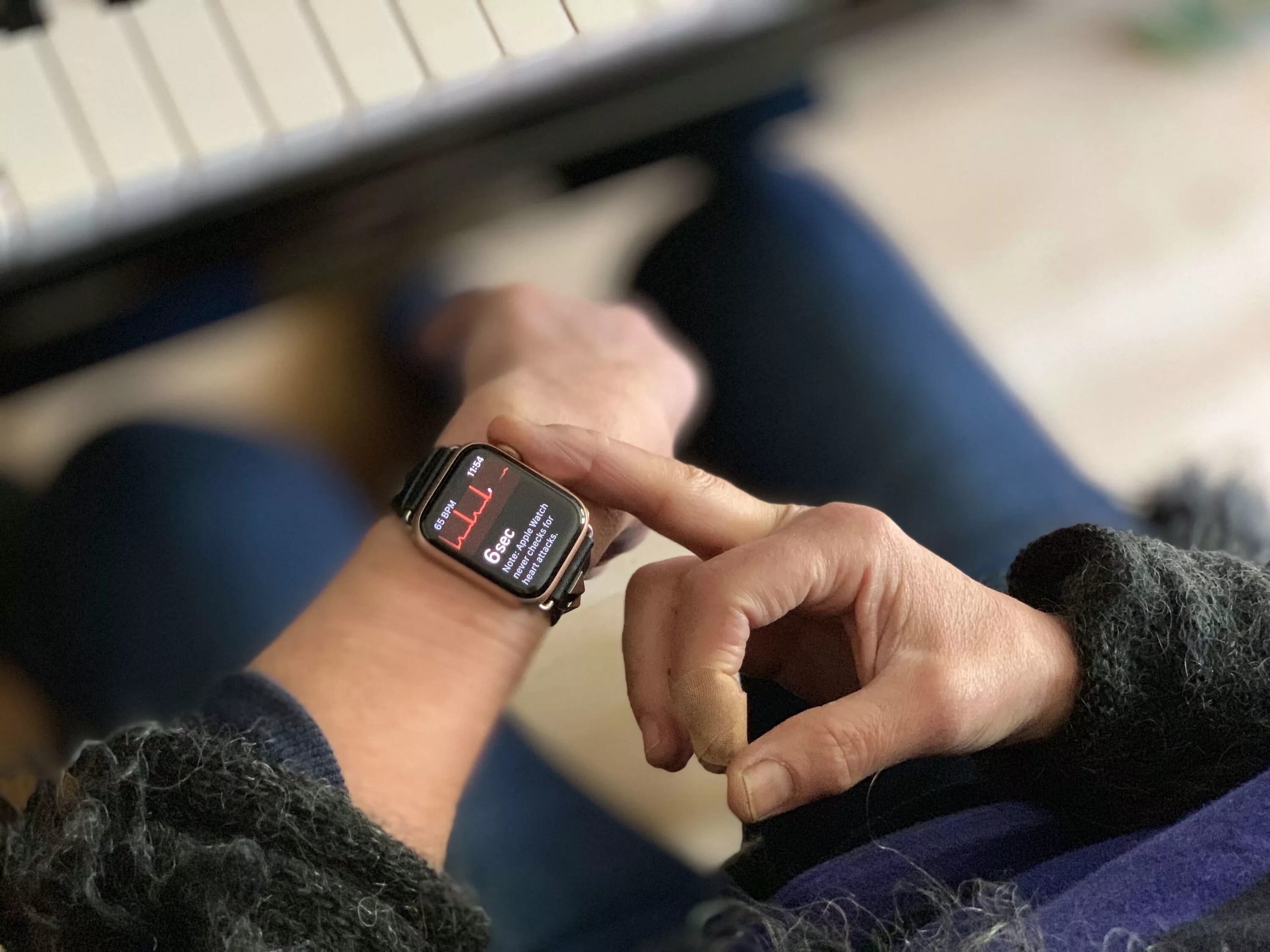 Apple watch se 2020. Apple watch 7 ECG. Смарт часы мужские на руке. Apple watch 2 на руке. Уведомления на часы Apple watch.